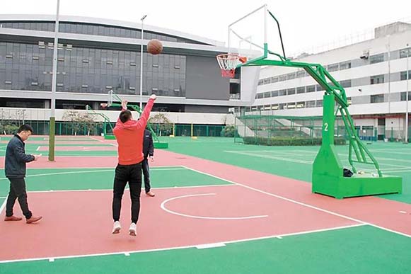 成都園區(qū)D27綜合運動場，經(jīng)過數(shù)月的封閉翻新后，舊貌換新顏