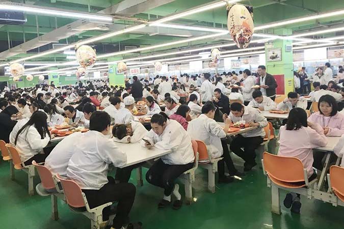 富士康園區(qū)部分員工占著餐桌不就餐，大家怎么看？